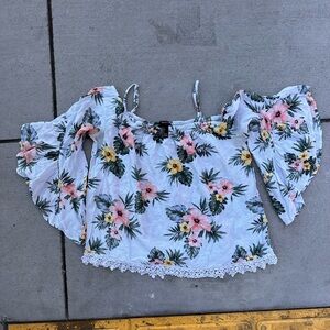Forever 21 women blows with bell sleeves linen and beautiful print and lace work